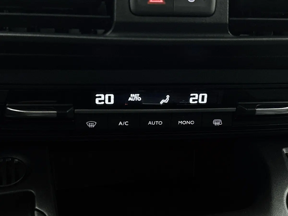 136 L1 50 kWh | Climate Control | Accu 99% | Apple Carplay/Android Auto | Achteruitrijcamera | Led Koplampen |