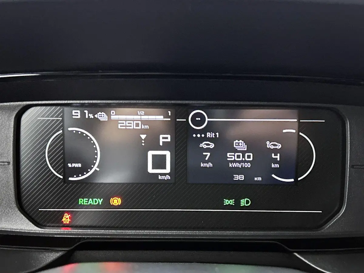 136 L1 50 kWh | Climate Control | Accu 99% | Apple Carplay/Android Auto | Achteruitrijcamera | Led Koplampen |