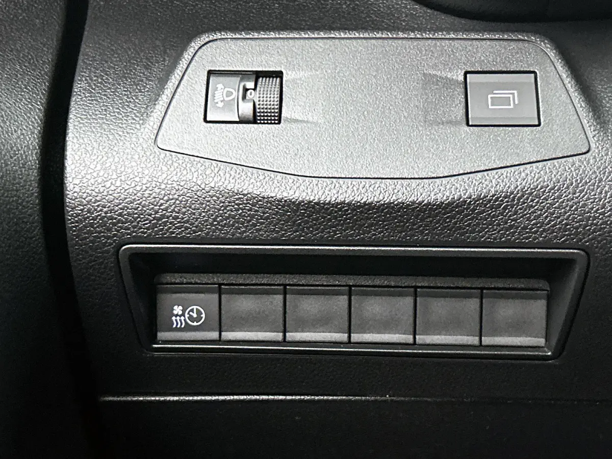 136 L1 50 kWh | Climate Control | Accu 99% | Apple Carplay/Android Auto | Achteruitrijcamera | Led Koplampen |
