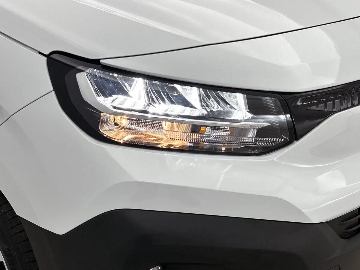 136 L1 50 kWh | Climate Control | Accu 99% | Apple Carplay/Android Auto | Achteruitrijcamera | Led Koplampen |