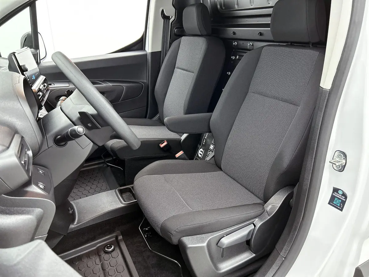 136 L1 50 kWh | Climate Control | Accu 99% | Apple Carplay/Android Auto | Achteruitrijcamera | Led Koplampen |