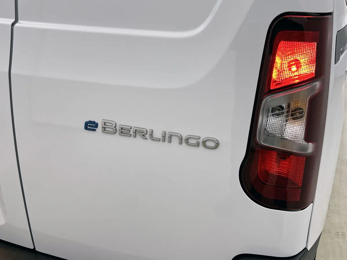 136 L1 50 kWh | Climate Control | Accu 99% | Apple Carplay/Android Auto | Achteruitrijcamera | Led Koplampen |
