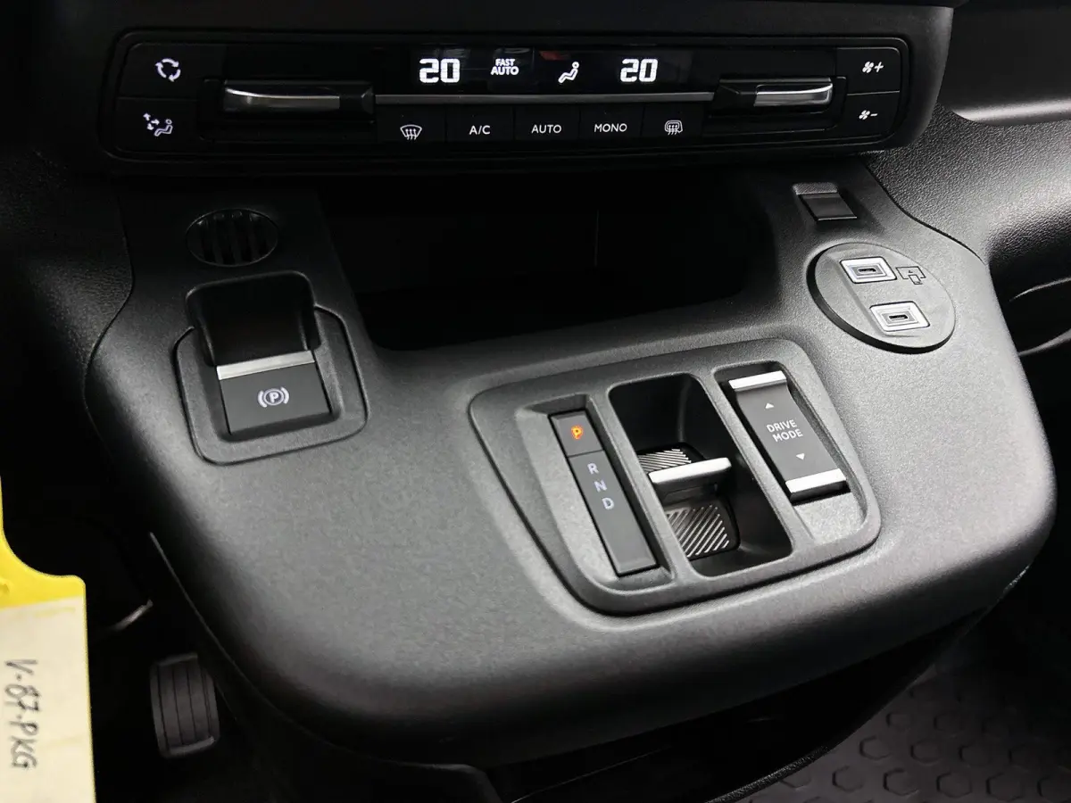 136 L1 50 kWh | Climate Control | Accu 99% | Apple Carplay/Android Auto | Achteruitrijcamera | Led Koplampen |