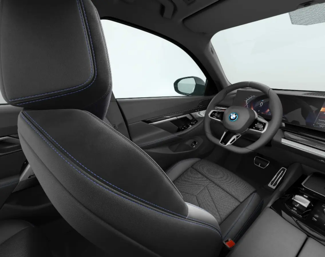 eDrive40 84 kWh M Sport - Panoramadak - Driving Assistant Plus - Stoelverwarming voor/achter - Stoelventilatie - Comfort Access - Parking Assistant Professional - Getinte Ruiten -