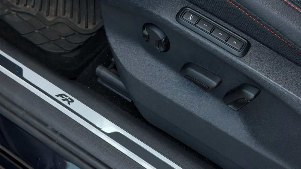 245pk 1.4 TSI e-Hybrid PHEV FR Business | Trekhaak | Panoramadak | Adaptive cruise control | Dodehoekdetectie | Achteruitrijcamera