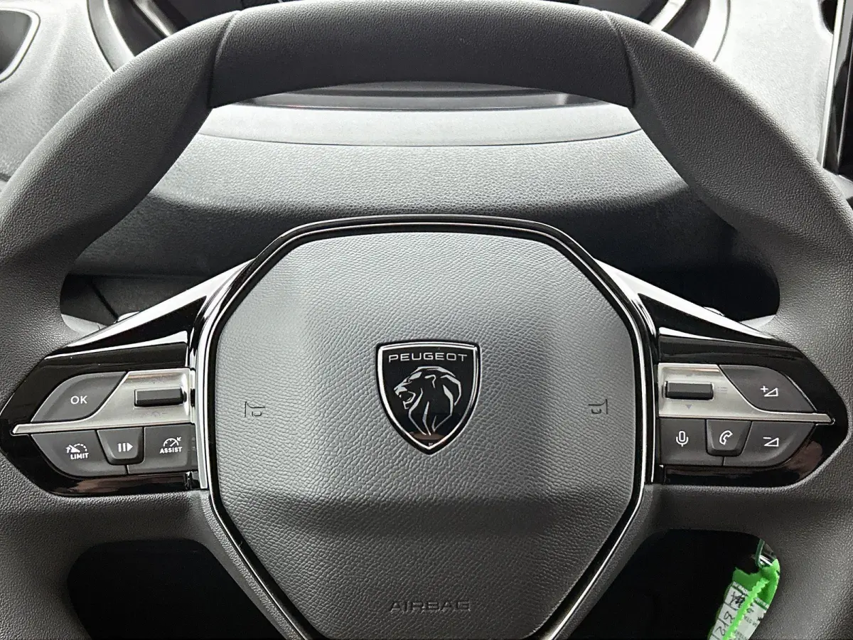136 L2 50 kWh | Apple Carplay/Android Auto | Accu 99% |  Laadvloer Betimmerd | Airco | Achteruitrijcamera | Led Koplampen |