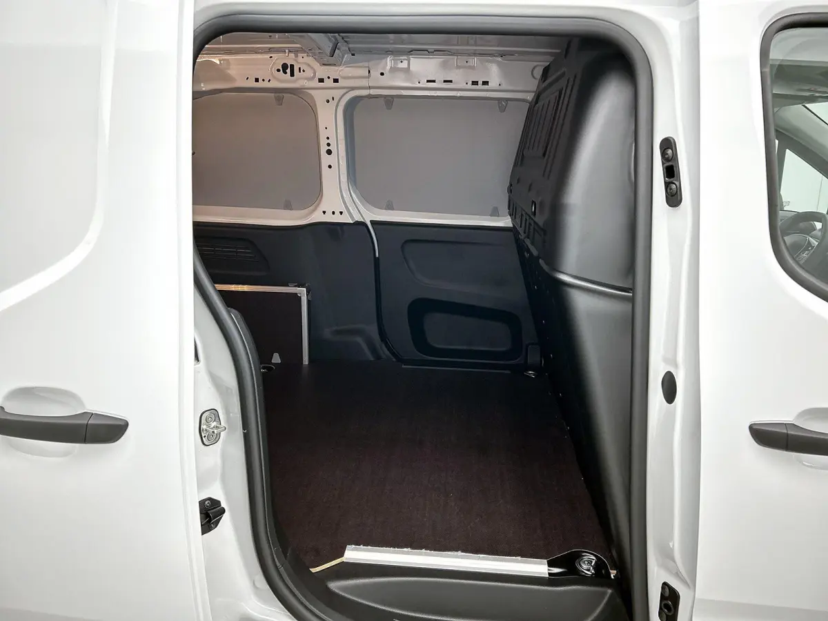 136 L2 50 kWh | Apple Carplay/Android Auto | Accu 99% |  Laadvloer Betimmerd | Airco | Achteruitrijcamera | Led Koplampen |