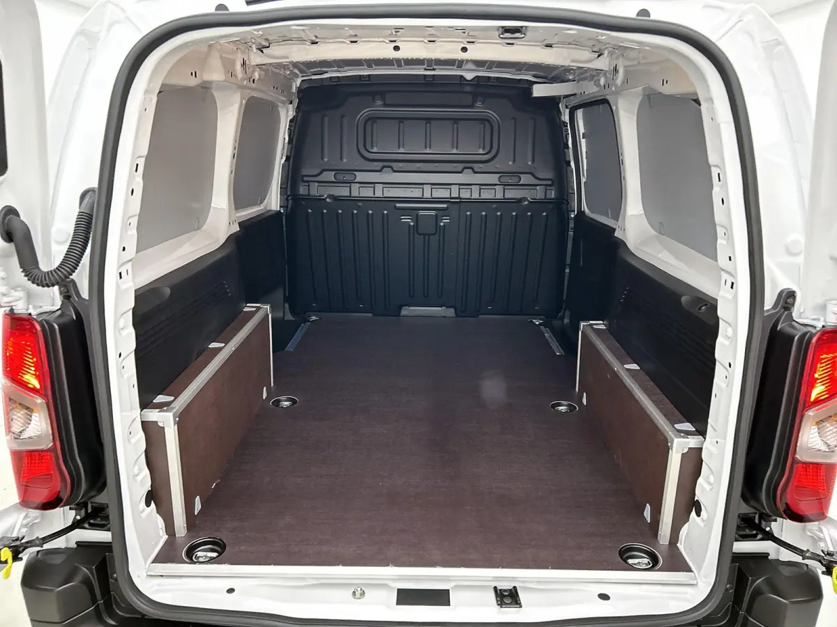 136 L2 50 kWh | Apple Carplay/Android Auto | Accu 99% |  Laadvloer Betimmerd | Airco | Achteruitrijcamera | Led Koplampen |