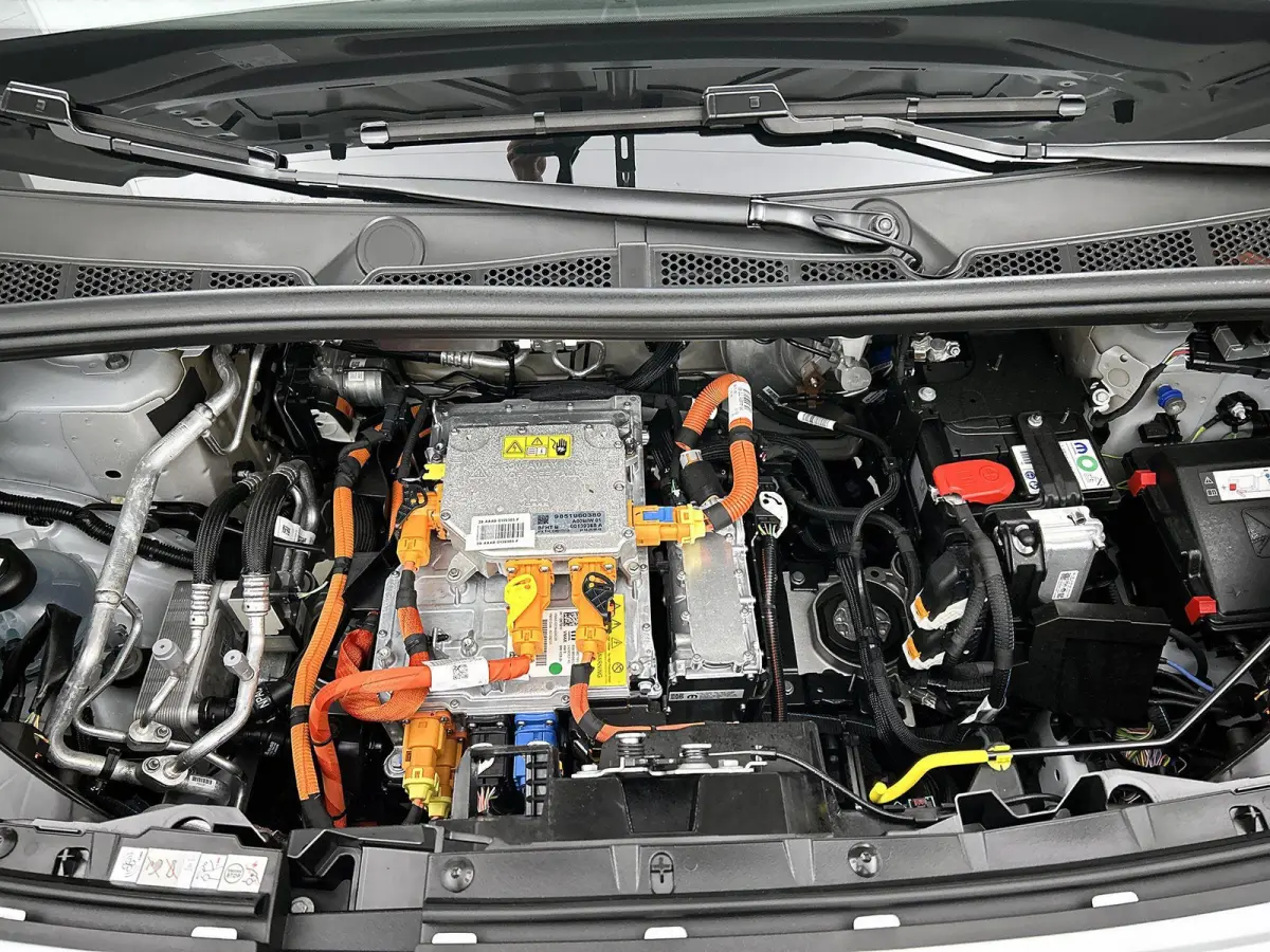 136 L2 50 kWh | Apple Carplay/Android Auto | Accu 99% |  Laadvloer Betimmerd | Airco | Achteruitrijcamera | Led Koplampen |