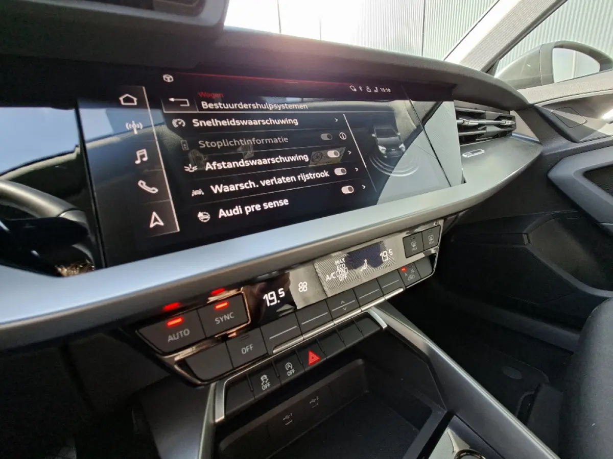 30 TFSI AUTOMAAT * Carplay * Climate Control * Parkeersensoren *