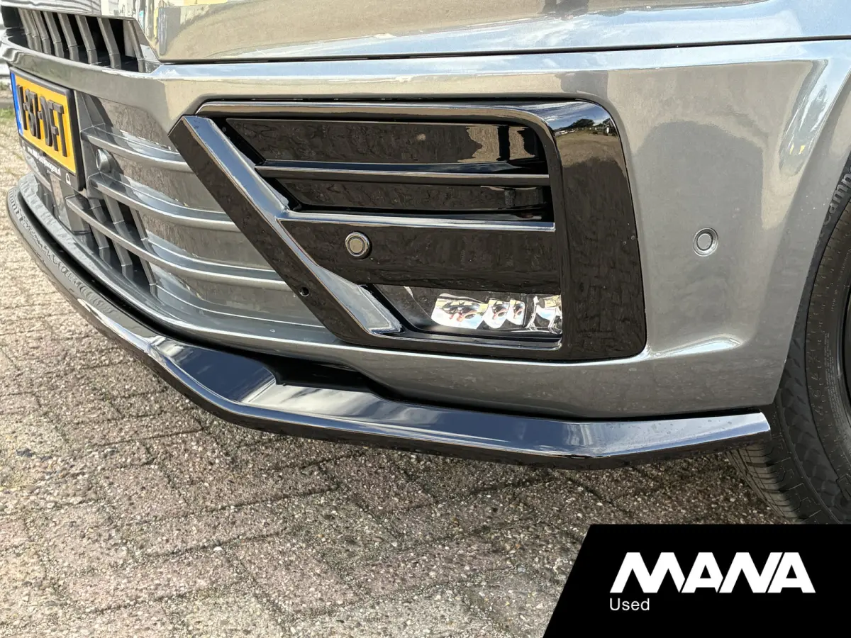 3.180 L3H3 • Indium Grey • Black Styling Package