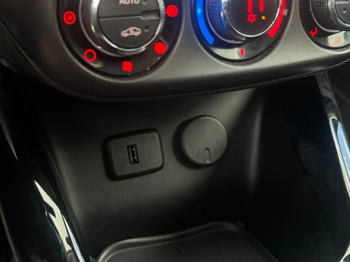 1.0 Turbo Innovation CARPLAY / NAVI / CLIMA / NAP / CRUISE / LMV / PDC