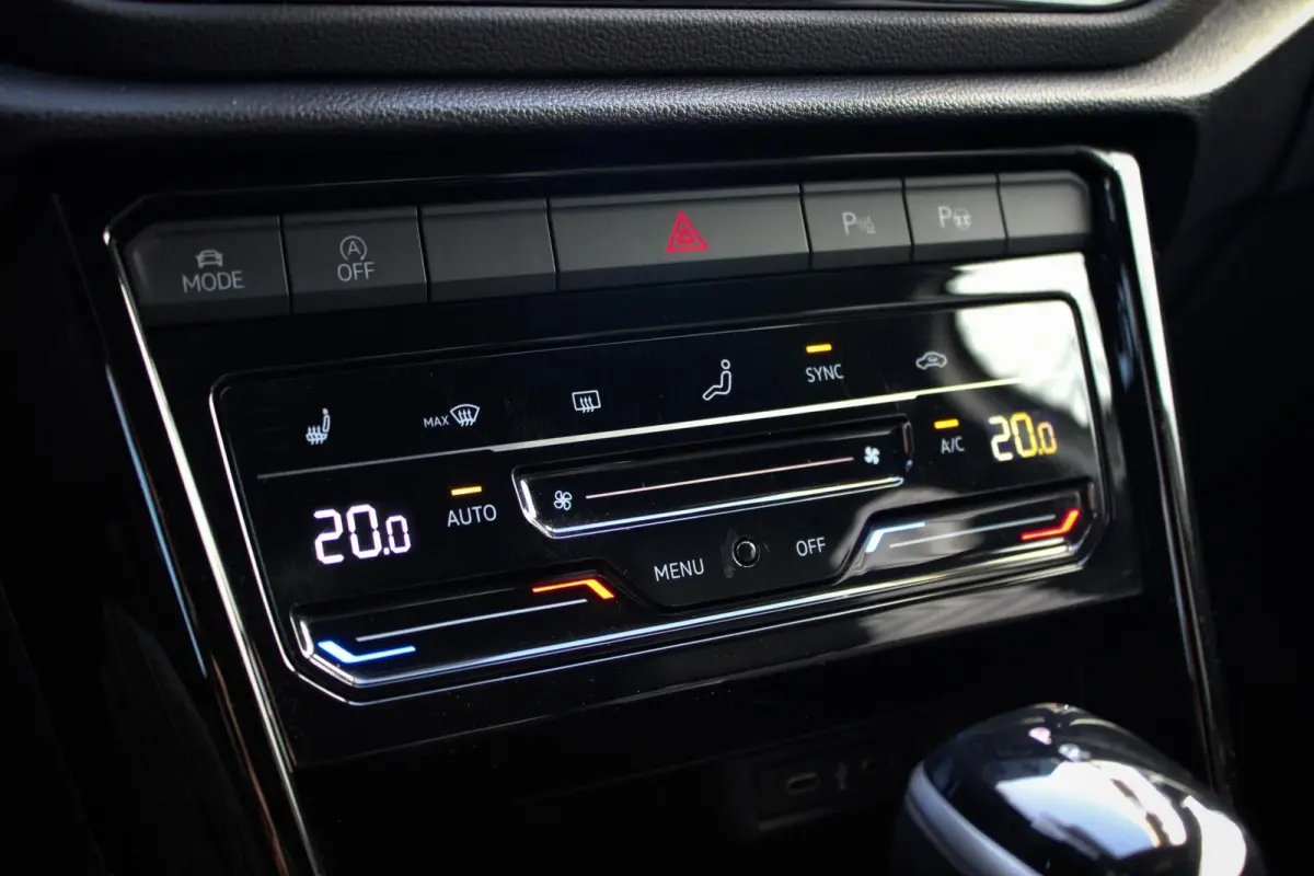 1.5 TSI R-Line // Black Style | Trekhaak | IQ.Lights | Camera | Navi. | Stoelverwarming | CarPlay & Android Auto