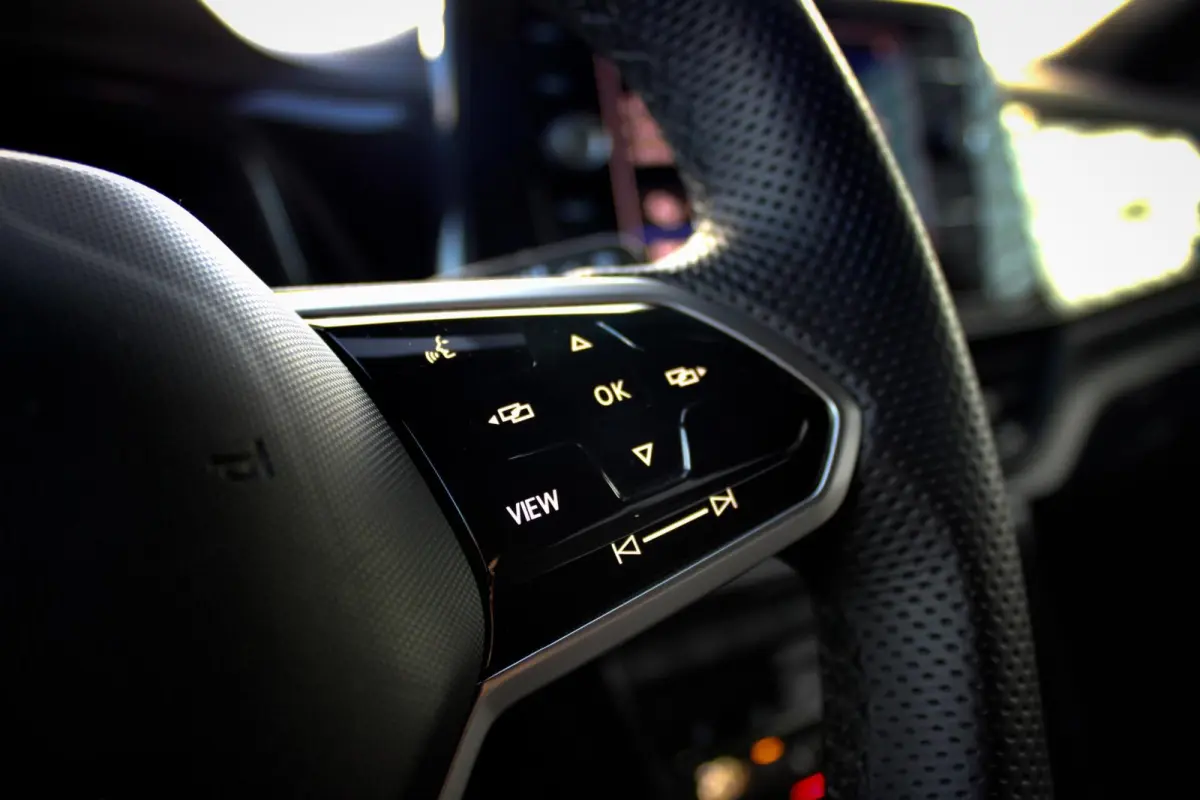 1.5 TSI R-Line // Black Style | Trekhaak | IQ.Lights | Camera | Navi. | Stoelverwarming | CarPlay & Android Auto