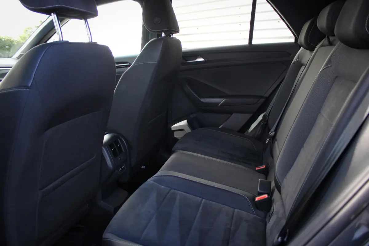 1.5 TSI R-Line // Black Style | Trekhaak | IQ.Lights | Camera | Navi. | Stoelverwarming | CarPlay & Android Auto