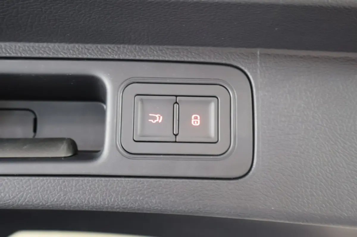 1.5 DM-i FWD Boost | Black & Brown interieur