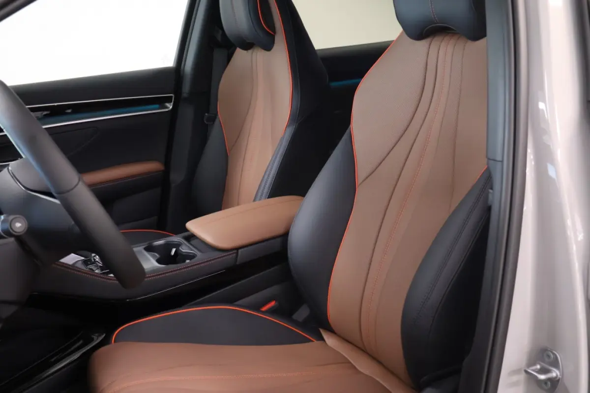 1.5 DM-i FWD Boost | Black & Brown interieur
