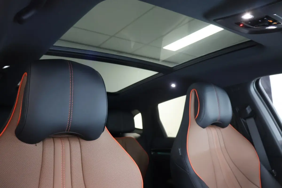 1.5 DM-i FWD Boost | Black & Brown interieur