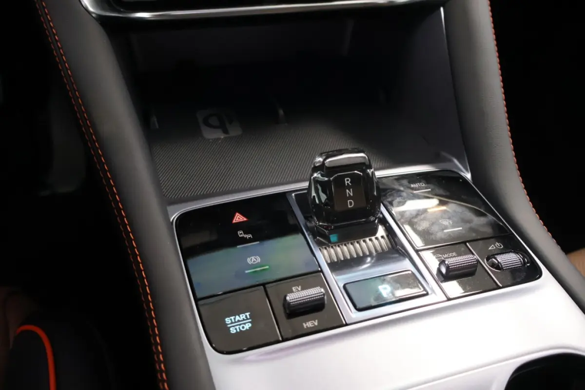 1.5 DM-i FWD Boost | Black & Brown interieur