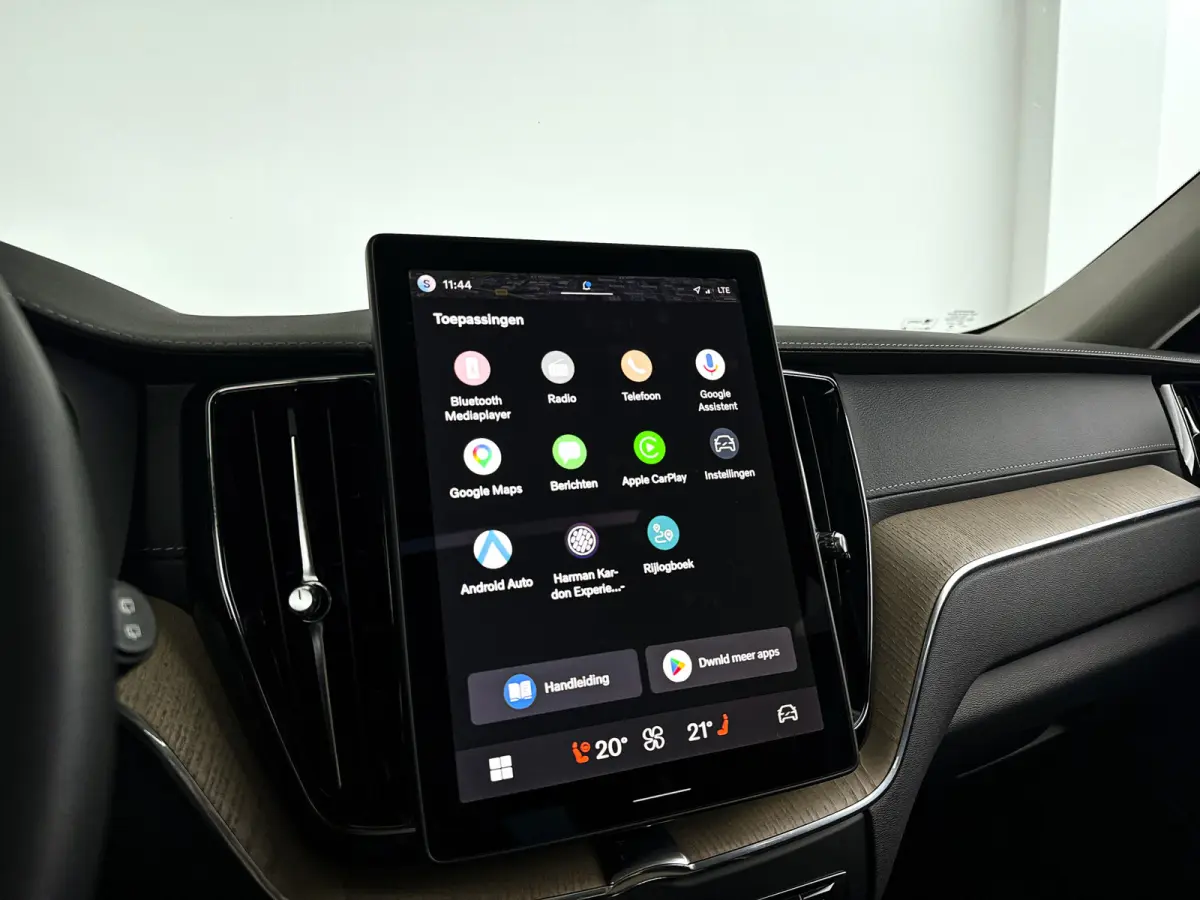 T6 Plug-in hybrid AWD Ultra Dark | SOH 100% | Panoramadak | 360° camera | Luchtvering | Head-up display | Luchtvering | Stoel- en stuurverwarming | Trekhaak