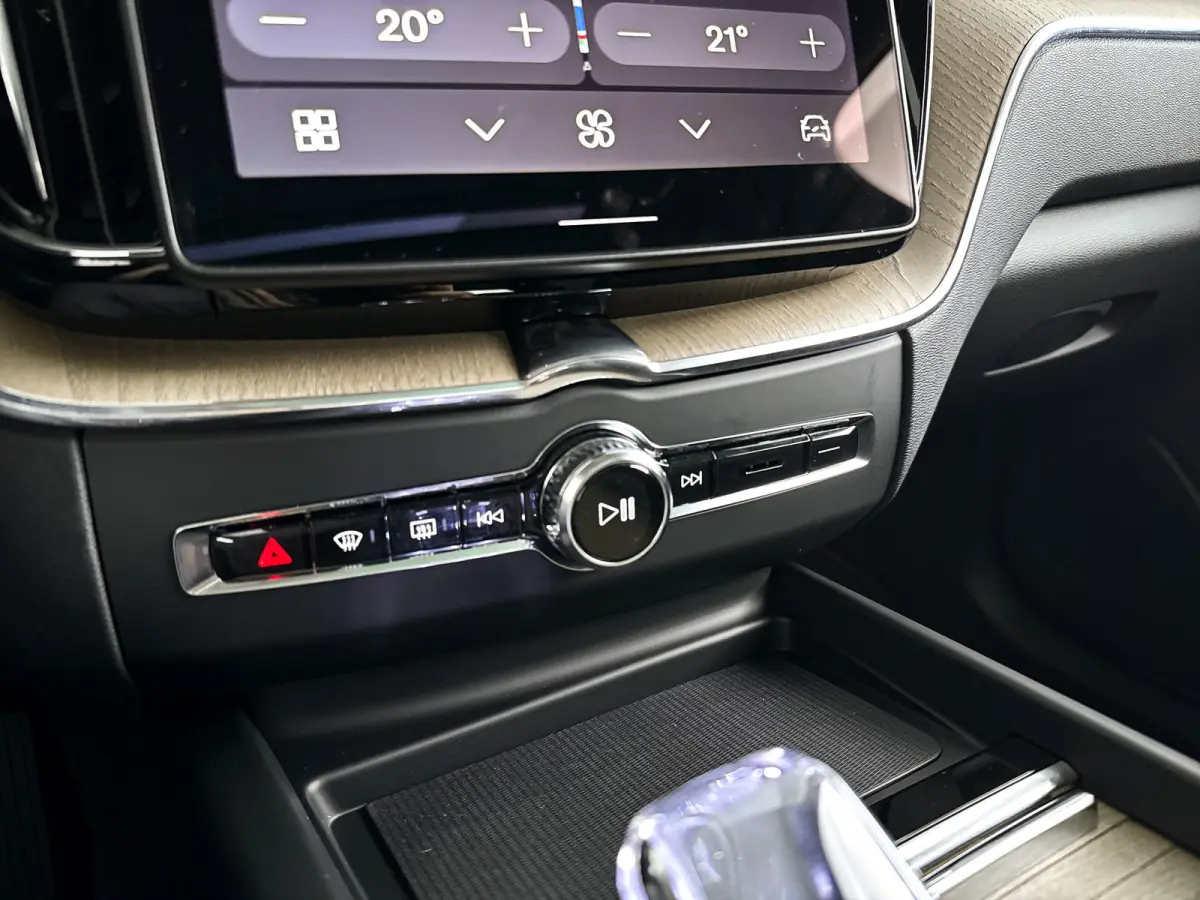 T6 Plug-in hybrid AWD Ultra Dark | SOH 100% | Panoramadak | 360° camera | Luchtvering | Head-up display | Luchtvering | Stoel- en stuurverwarming | Trekhaak
