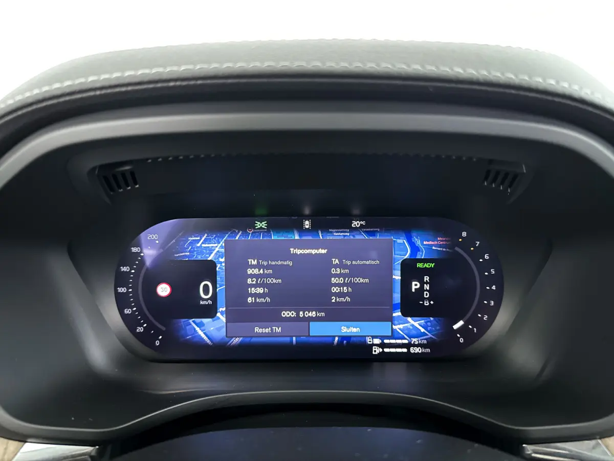 T6 Plug-in hybrid AWD Ultra Dark | SOH 100% | Panoramadak | 360° camera | Luchtvering | Head-up display | Luchtvering | Stoel- en stuurverwarming | Trekhaak