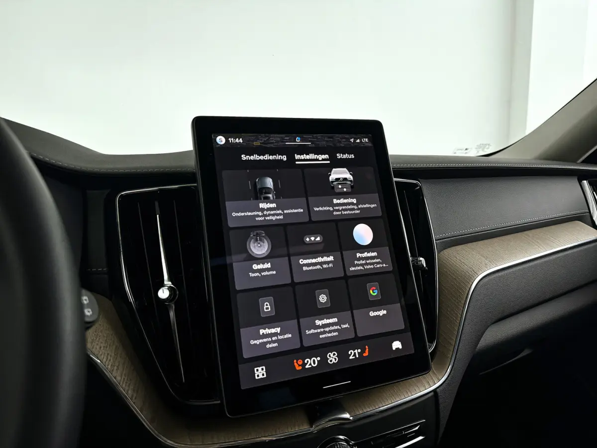 T6 Plug-in hybrid AWD Ultra Dark | SOH 100% | Panoramadak | 360° camera | Luchtvering | Head-up display | Luchtvering | Stoel- en stuurverwarming | Trekhaak