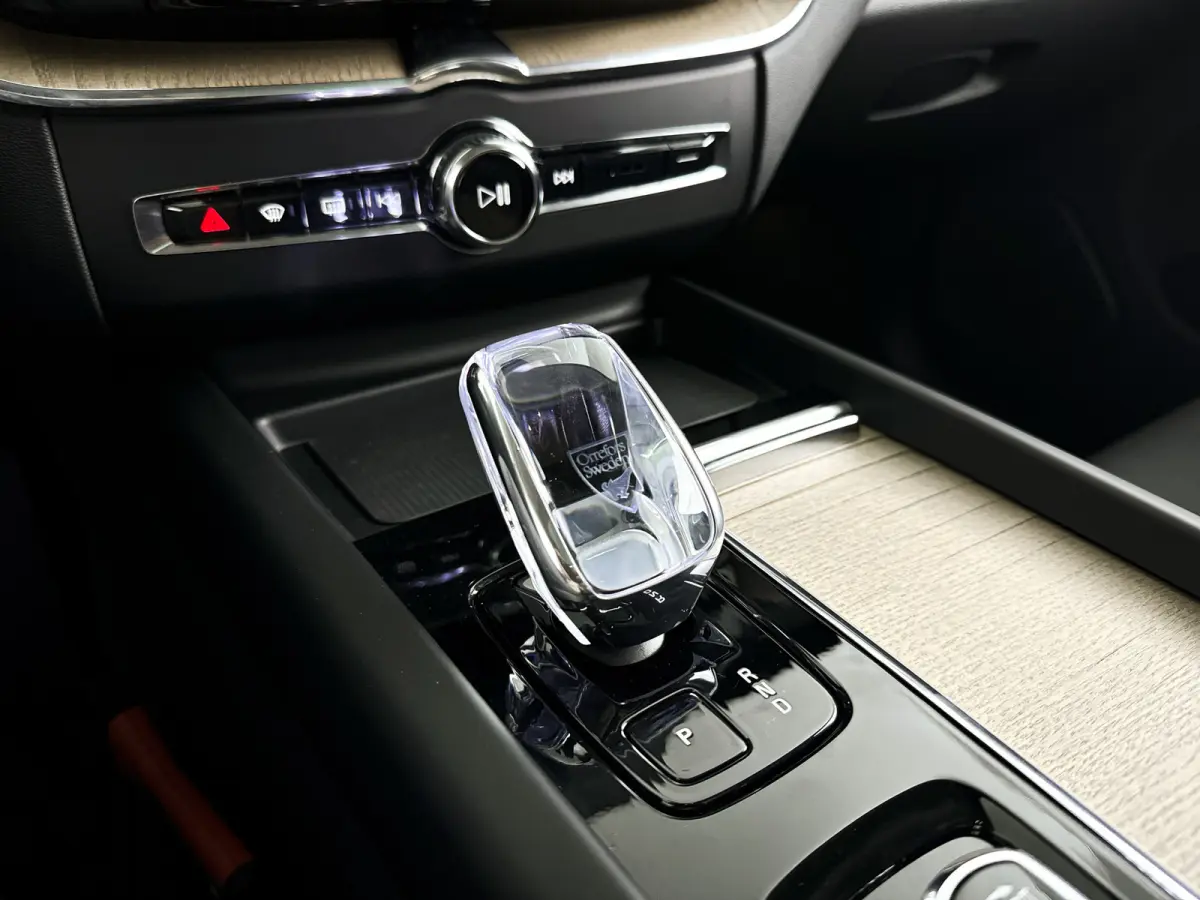 T6 Plug-in hybrid AWD Ultra Dark | SOH 100% | Panoramadak | 360° camera | Luchtvering | Head-up display | Luchtvering | Stoel- en stuurverwarming | Trekhaak