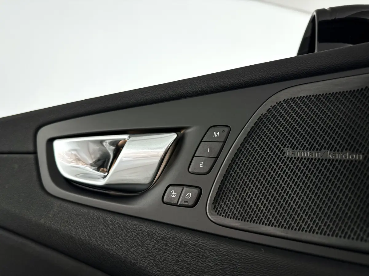 T6 Plug-in hybrid AWD Ultra Dark | SOH 100% | Panoramadak | 360° camera | Luchtvering | Head-up display | Luchtvering | Stoel- en stuurverwarming | Trekhaak