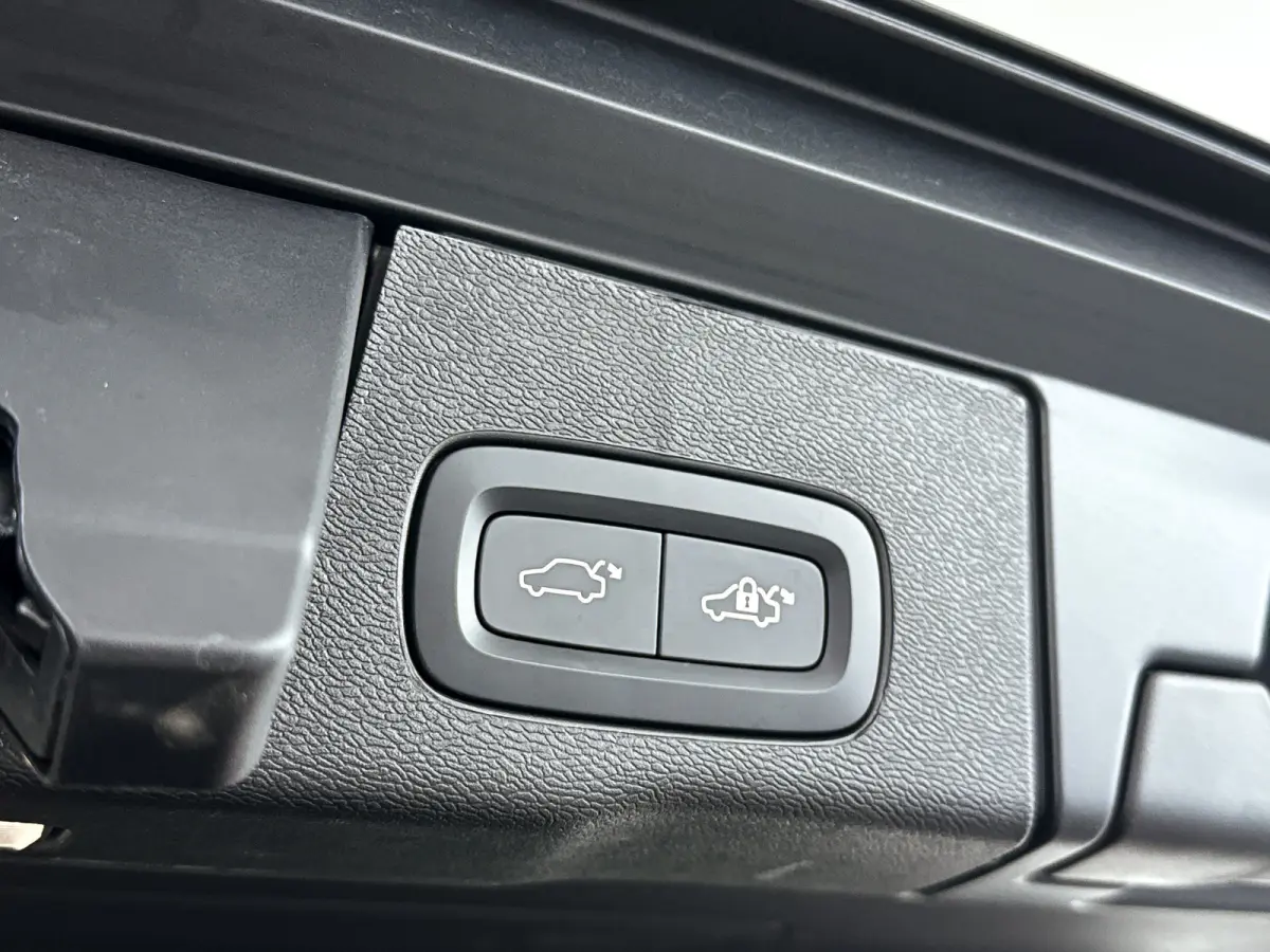 T6 Plug-in hybrid AWD Ultra Dark | SOH 100% | Panoramadak | 360° camera | Luchtvering | Head-up display | Luchtvering | Stoel- en stuurverwarming | Trekhaak