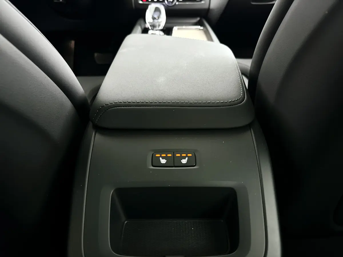 T6 Plug-in hybrid AWD Ultra Dark | SOH 100% | Panoramadak | 360° camera | Luchtvering | Head-up display | Luchtvering | Stoel- en stuurverwarming | Trekhaak