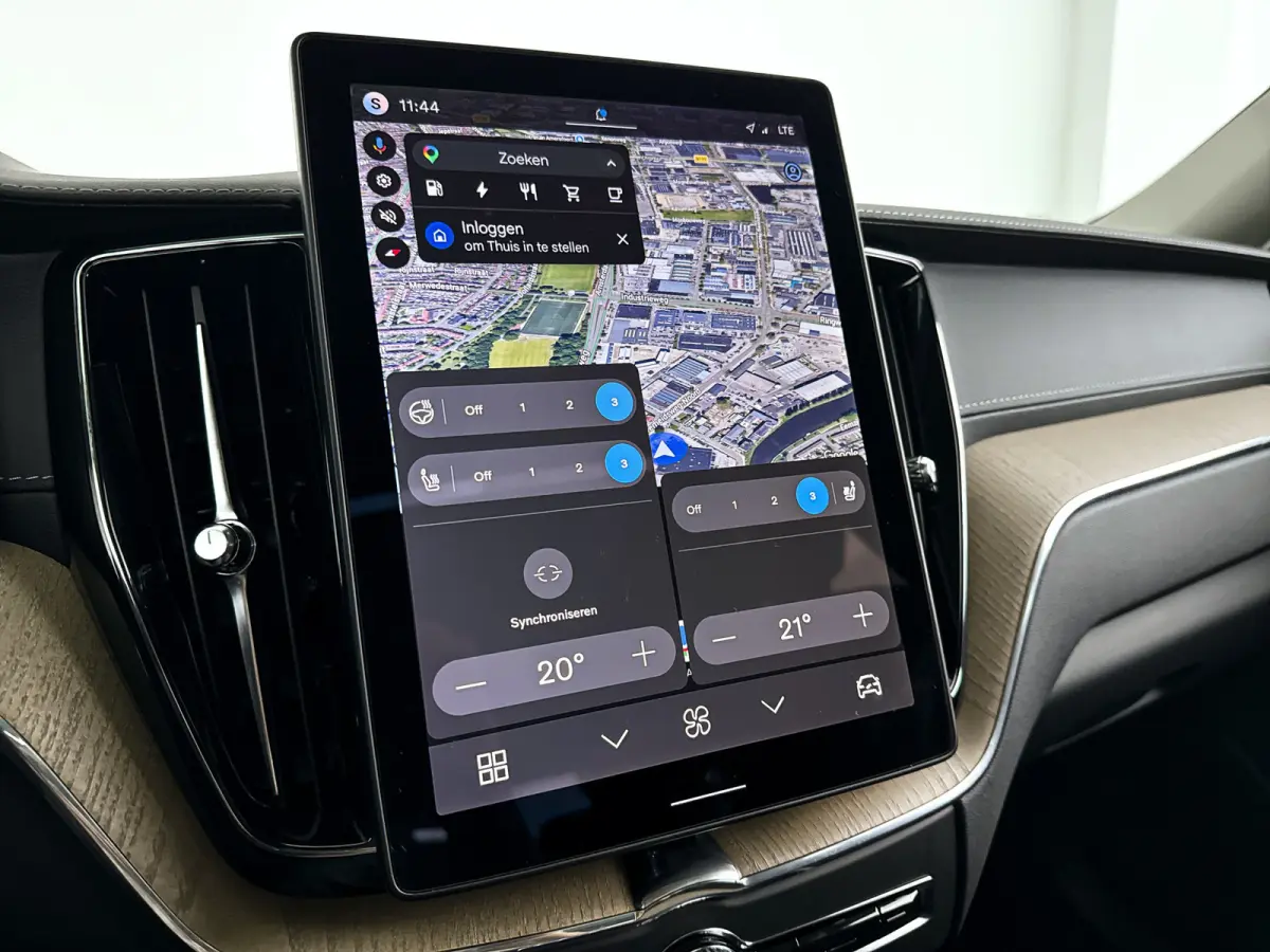 T6 Plug-in hybrid AWD Ultra Dark | SOH 100% | Panoramadak | 360° camera | Luchtvering | Head-up display | Luchtvering | Stoel- en stuurverwarming | Trekhaak