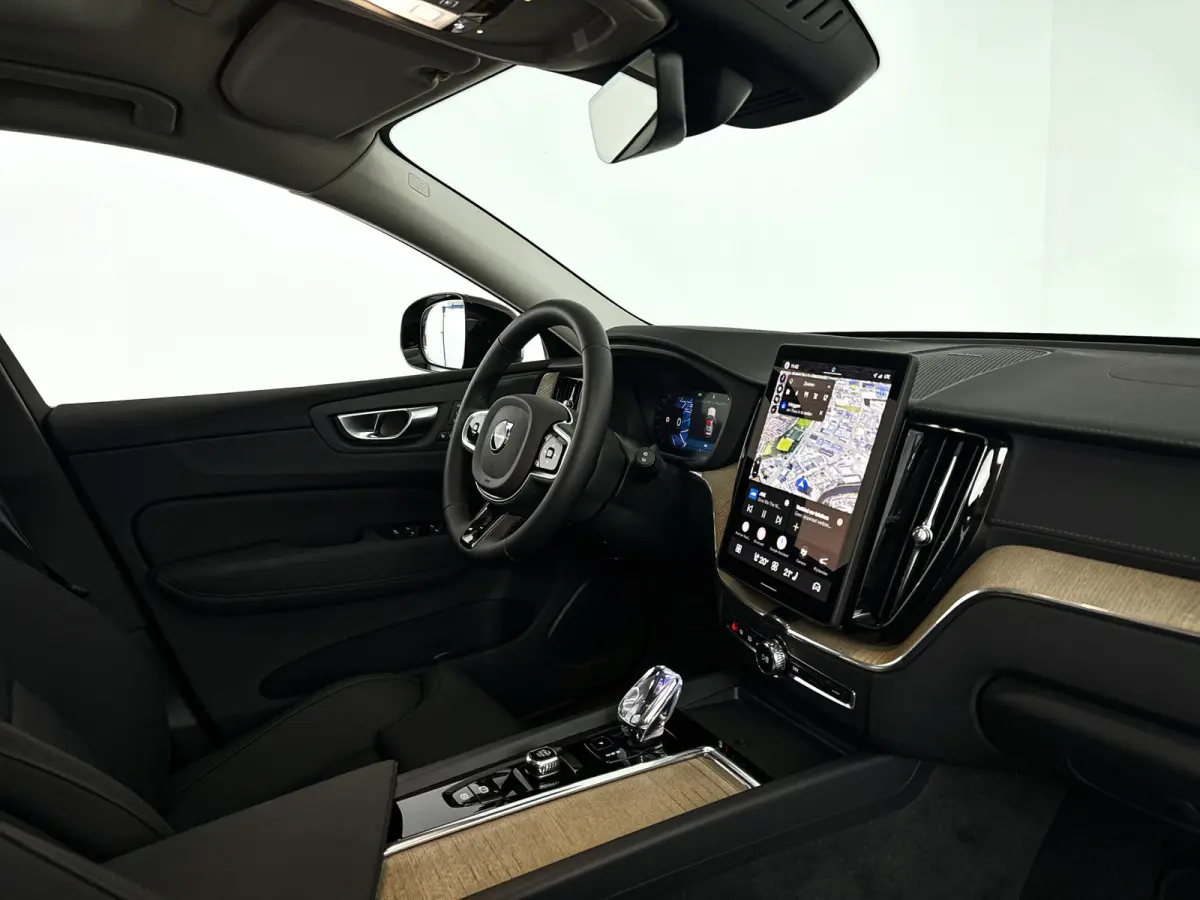 T6 Plug-in hybrid AWD Ultra Dark | SOH 100% | Panoramadak | 360° camera | Luchtvering | Head-up display | Luchtvering | Stoel- en stuurverwarming | Trekhaak