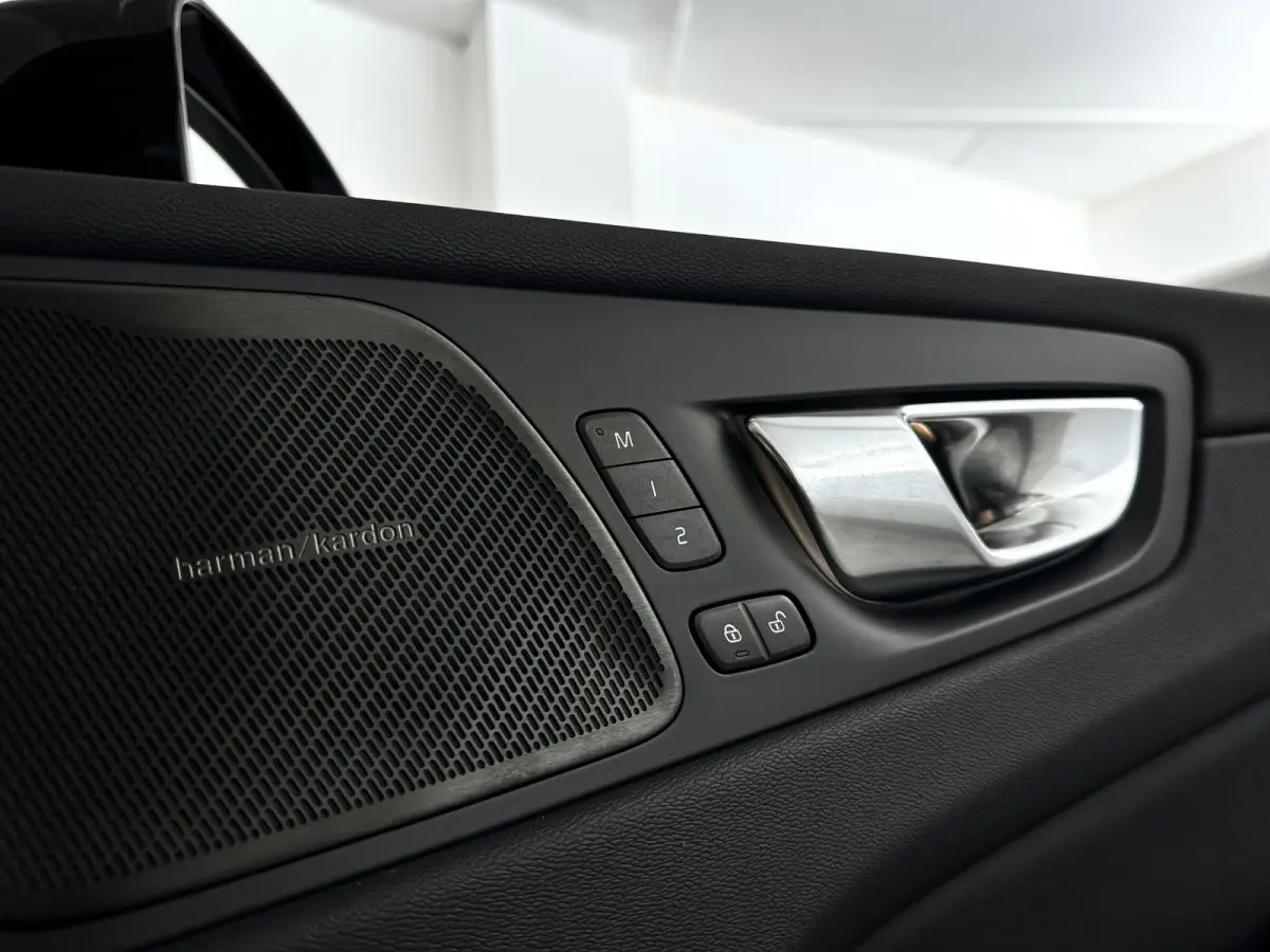 T6 Plug-in hybrid AWD Ultra Dark | SOH 100% | Panoramadak | 360° camera | Luchtvering | Head-up display | Luchtvering | Stoel- en stuurverwarming | Trekhaak