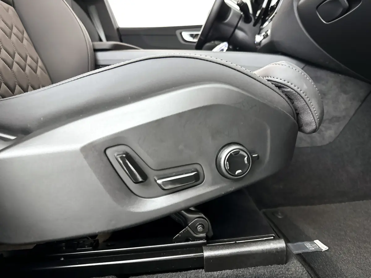 T6 Plug-in hybrid AWD Ultra Dark | SOH 100% | Panoramadak | 360° camera | Luchtvering | Head-up display | Luchtvering | Stoel- en stuurverwarming | Trekhaak