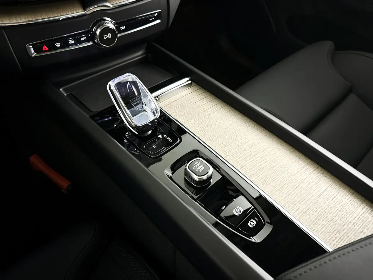T6 Plug-in hybrid AWD Ultra Dark | SOH 100% | Panoramadak | 360° camera | Luchtvering | Head-up display | Luchtvering | Stoel- en stuurverwarming | Trekhaak