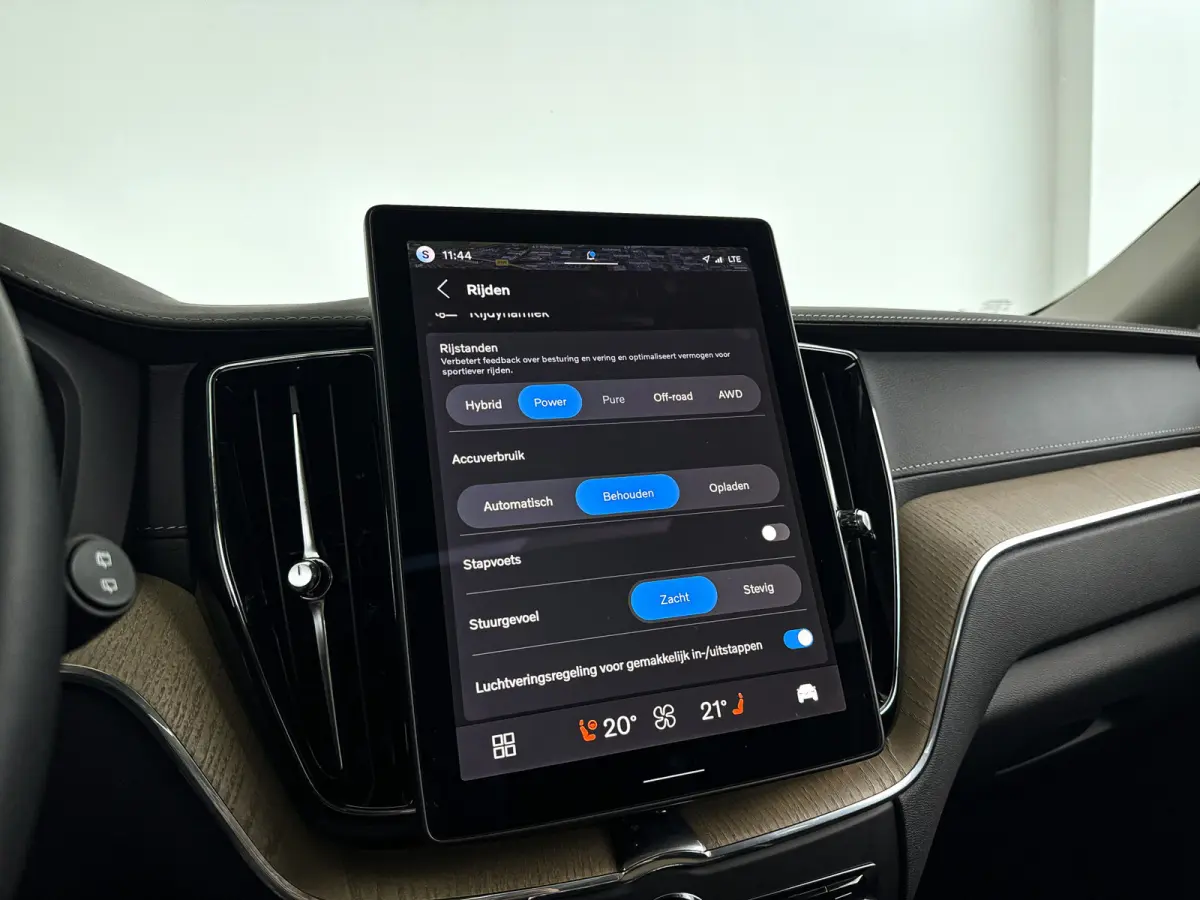 T6 Plug-in hybrid AWD Ultra Dark | SOH 100% | Panoramadak | 360° camera | Luchtvering | Head-up display | Luchtvering | Stoel- en stuurverwarming | Trekhaak