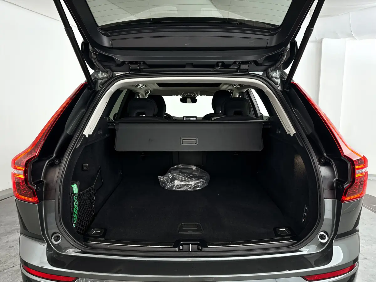 T6 Plug-in hybrid AWD Ultra Dark | SOH 100% | Panoramadak | 360° camera | Luchtvering | Head-up display | Luchtvering | Stoel- en stuurverwarming | Trekhaak