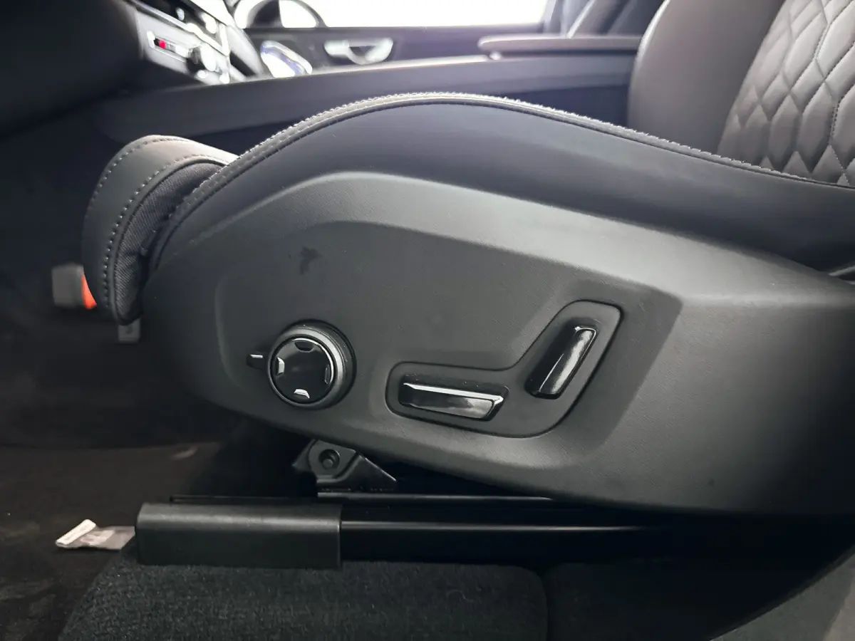 T6 Plug-in hybrid AWD Ultra Dark | SOH 100% | Panoramadak | 360° camera | Luchtvering | Head-up display | Luchtvering | Stoel- en stuurverwarming | Trekhaak