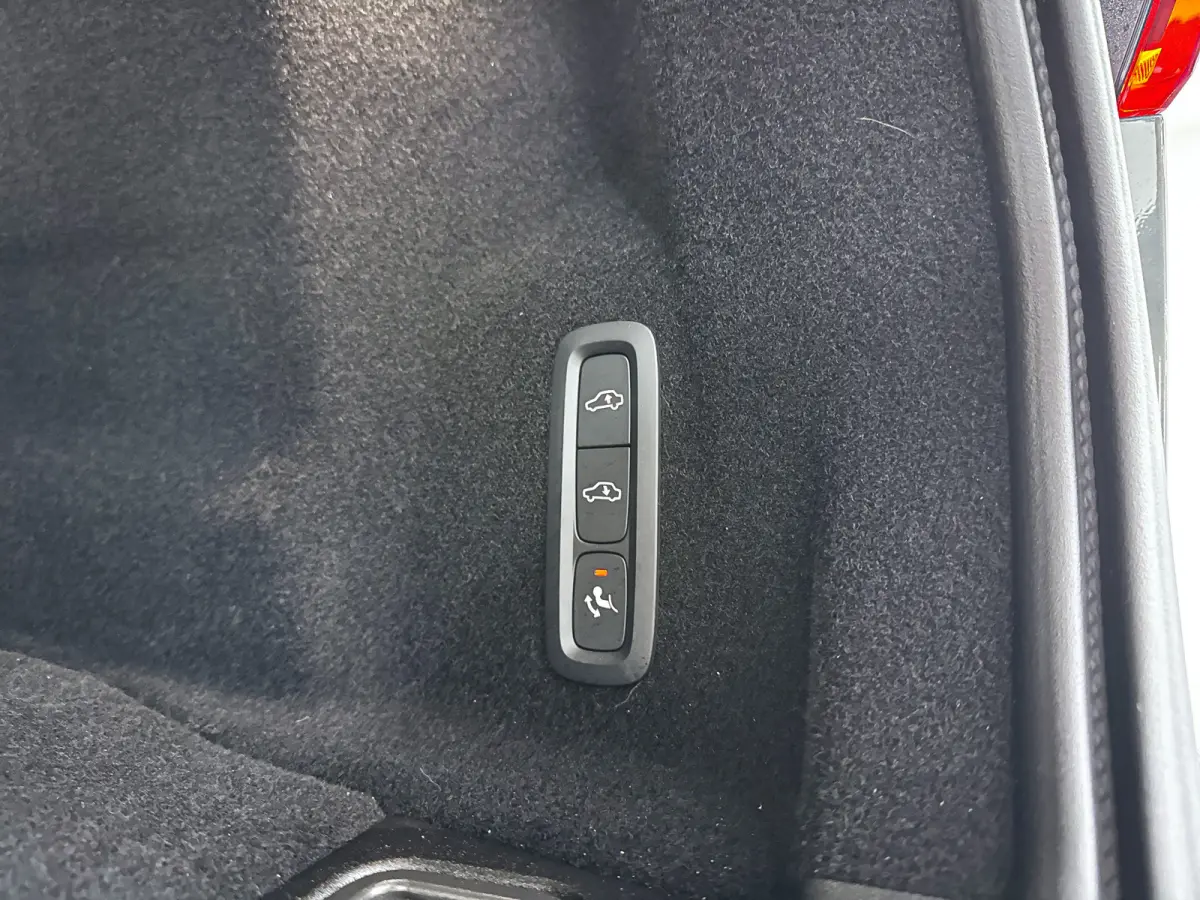 T6 Plug-in hybrid AWD Ultra Dark | SOH 100% | Panoramadak | 360° camera | Luchtvering | Head-up display | Luchtvering | Stoel- en stuurverwarming | Trekhaak