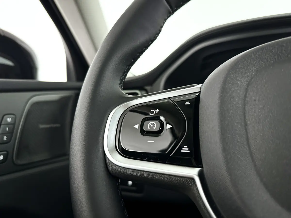 T6 Plug-in hybrid AWD Ultra Dark | SOH 100% | Panoramadak | 360° camera | Luchtvering | Head-up display | Luchtvering | Stoel- en stuurverwarming | Trekhaak