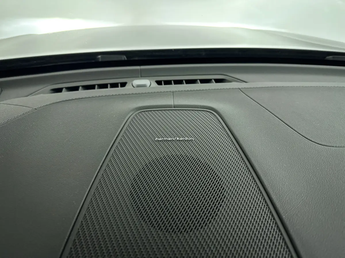 T6 Plug-in hybrid AWD Ultra Dark | SOH 100% | Panoramadak | 360° camera | Luchtvering | Head-up display | Luchtvering | Stoel- en stuurverwarming | Trekhaak