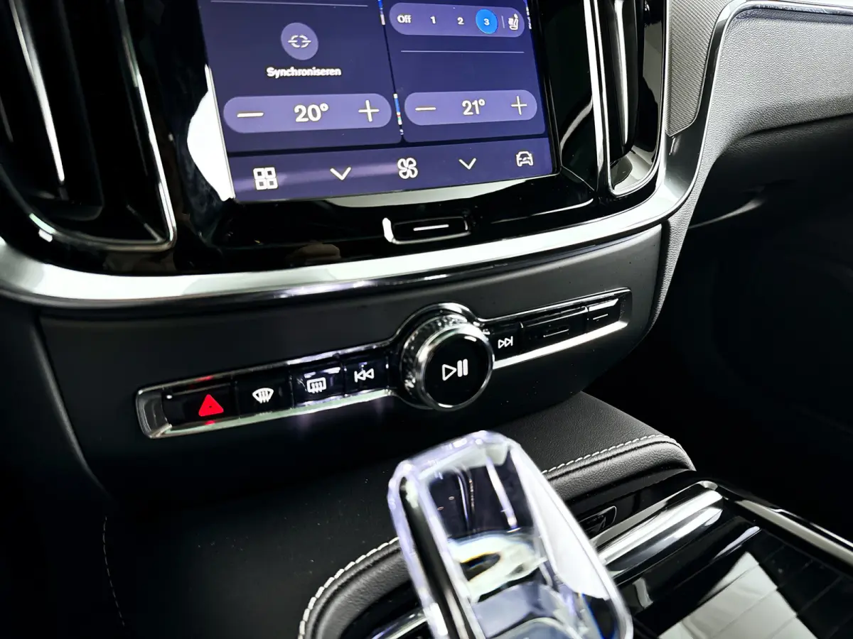 T8 Plug-in hybrid AWD Plus Dark | SOH 100% | Panoramadak | 360° camera | Head-up display | Harman Kardon | Stoel- en stuurverwarming | Trekhaak
