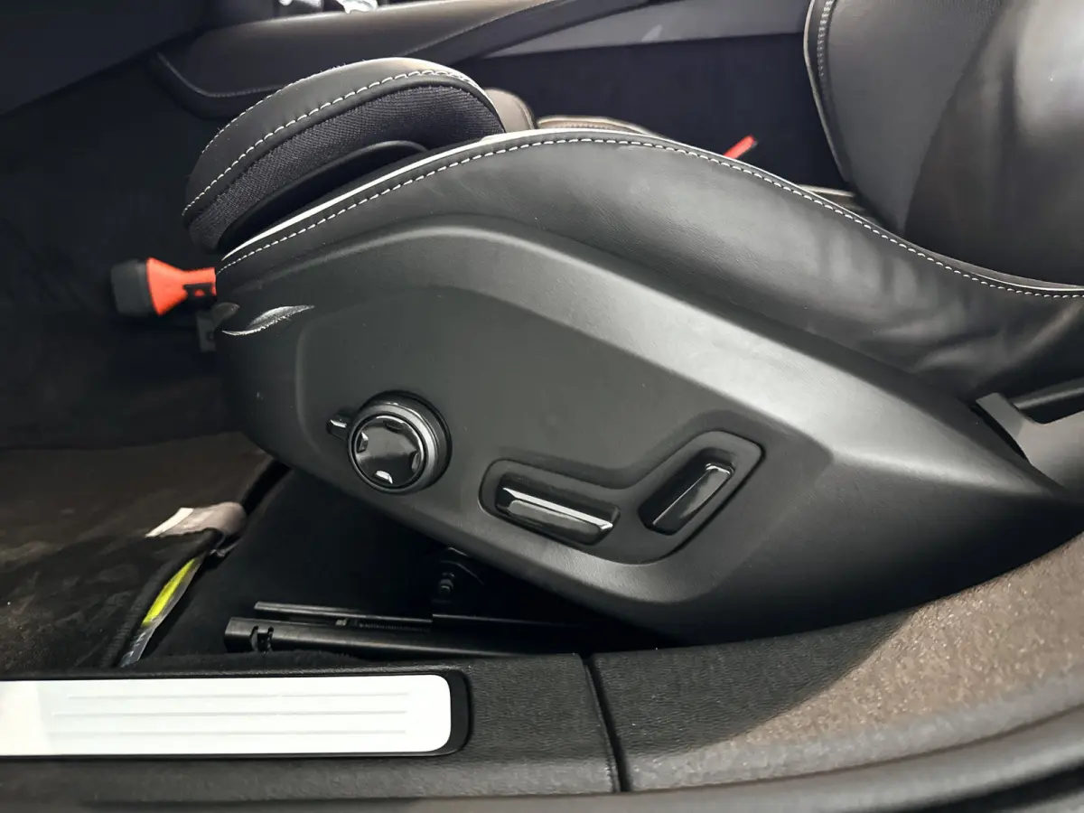 T8 Plug-in hybrid AWD Plus Dark | SOH 100% | Panoramadak | 360° camera | Head-up display | Harman Kardon | Stoel- en stuurverwarming | Trekhaak