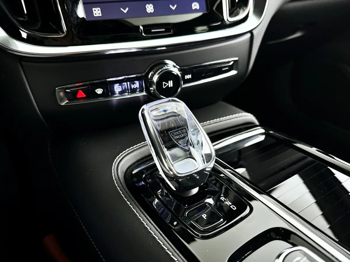 T8 Plug-in hybrid AWD Plus Dark | SOH 100% | Panoramadak | 360° camera | Head-up display | Harman Kardon | Stoel- en stuurverwarming | Trekhaak