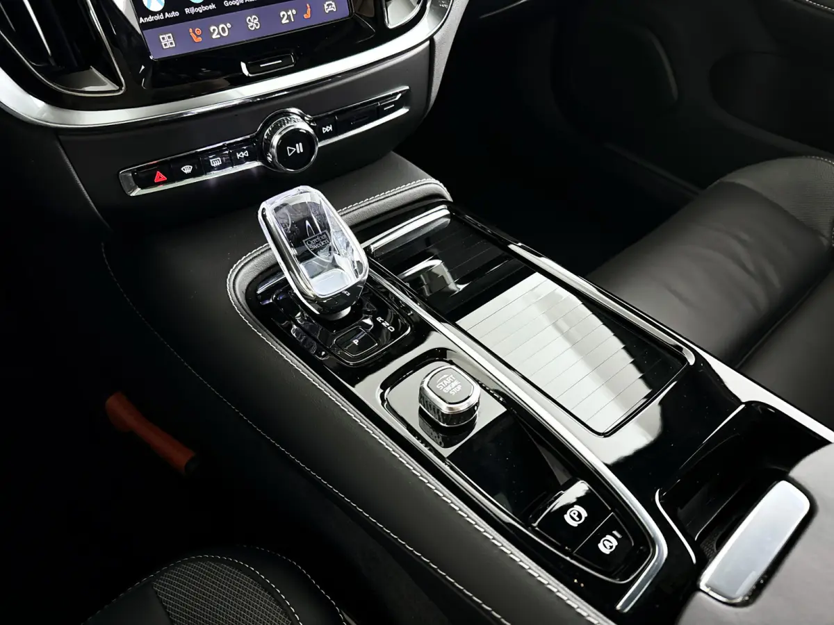 T8 Plug-in hybrid AWD Plus Dark | SOH 100% | Panoramadak | 360° camera | Head-up display | Harman Kardon | Stoel- en stuurverwarming | Trekhaak