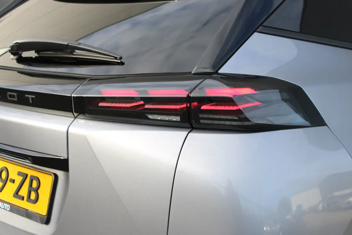 EV Allure 54 kWh | Warmtepomp | Fase 3 laden | 1e Eigenaar | NL auto | Navigatie | Camera | Apple carplay |