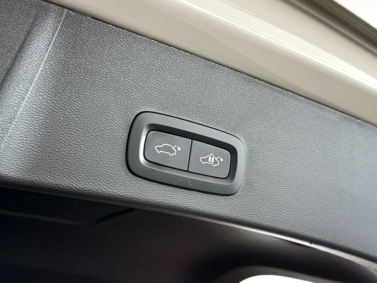 B4 Plus Dark | Parkeercamera | Stoel- en Stuurverwarming | Harman Kardon | Trekhaak