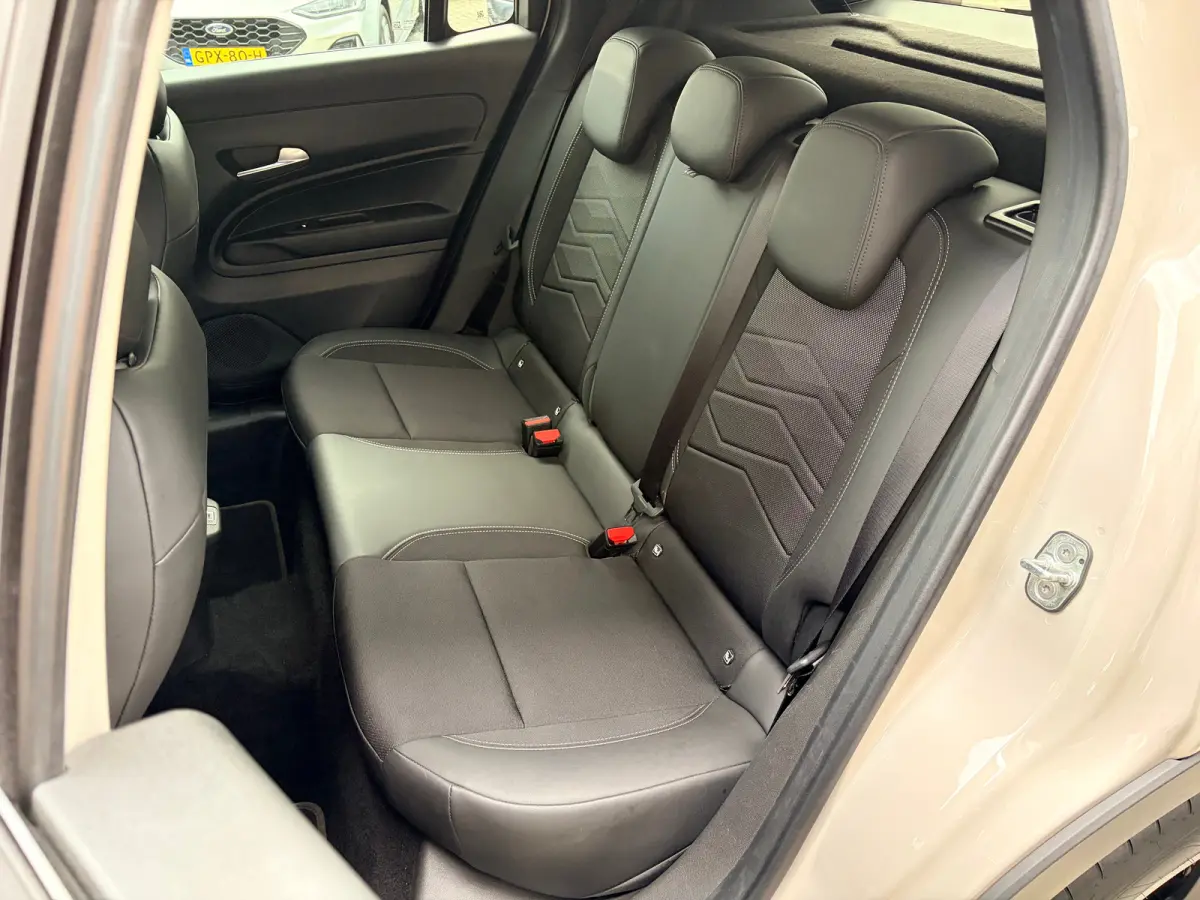 Summit 54 kWh 156 PK | ADAPTIEVE CRUISE CONTROL| SFEERVERLICHTING| DODEHOEK DETECTIE| DRAADLOZE TELEFOONLADER| JEEP PERFORMANCE LED| CAMERA + PARKEERSENSOREN| APPLE CARPLAY/ANDROID AUTO| EER