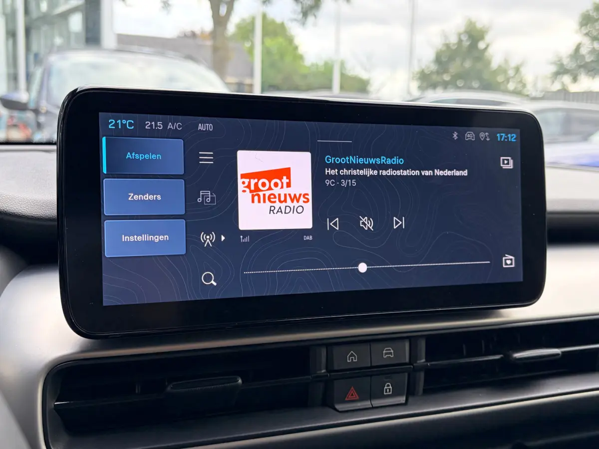 Summit 54 kWh 156 PK | ADAPTIEVE CRUISE CONTROL| SFEERVERLICHTING| DODEHOEK DETECTIE| DRAADLOZE TELEFOONLADER| JEEP PERFORMANCE LED| CAMERA + PARKEERSENSOREN| APPLE CARPLAY/ANDROID AUTO| EER